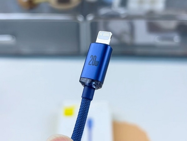 激光焊接機焊接USB手機數(shù)據(jù)線方案