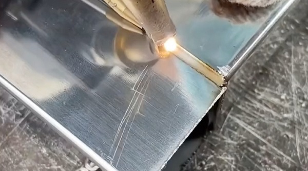 手持激光焊接機(jī)激光頭達(dá)到多少度算異常？
